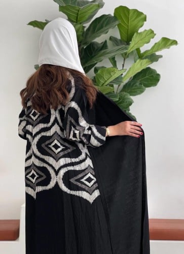 عباية كريب بحريني سوداء بتطريز ابيض و رمادي