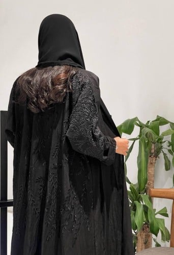 عباية كريب بحريني سوداء بتطريز نباتي أسود ملكي