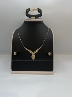 طقم ذهب عيار 18 الوزن 8.2جرام