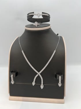 طقم ذهب ابيض عيار 18 الوزن 14.47جرام