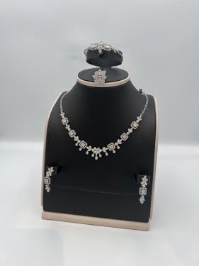 طقم ذهب ابيض عيار 18وزن 26.72جرام