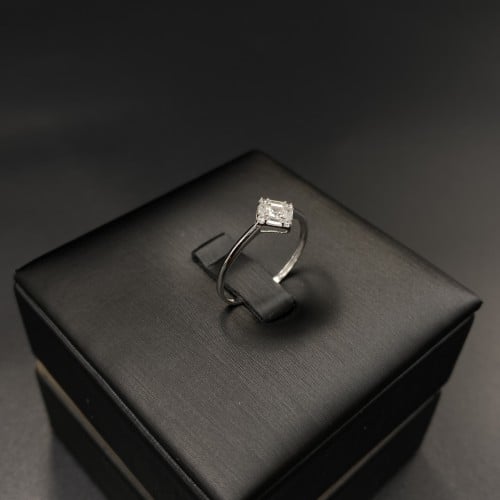 خاتم ذهب أبيض عيار 18 الوزن 0.9 جرام