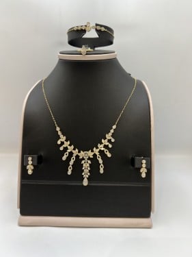 طقم ذهب عيار 18 الوزن 12.26 جرام