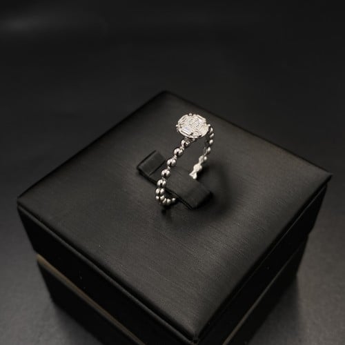 خاتم ذهب أبيض عيار 18 الوزن 2.55 جرام