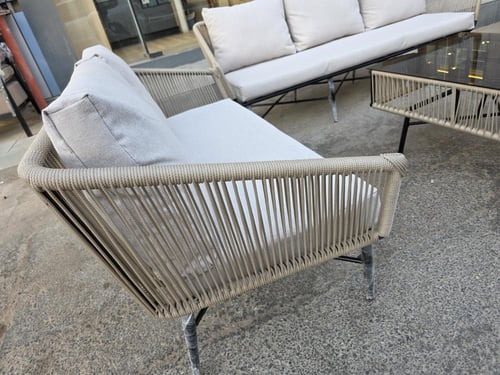 جلسه حديد ملبسه حبال مع طاوله كبير