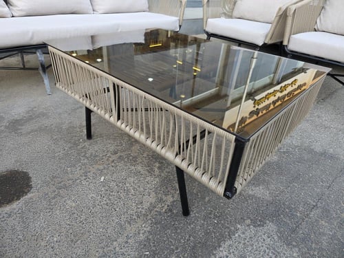 جلسه حديد ملبسه حبال مع طاوله كبير