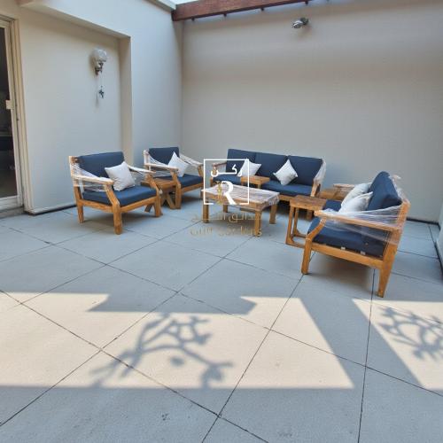 جلسه 7 اشخاص خشب مع طاوله كبير 4 طاولات خدمه