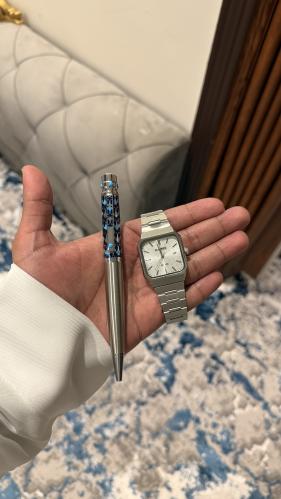 ساعة وقلم ابيض