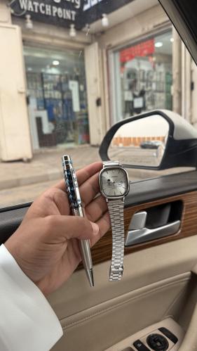ساعة شعار السعودية مع قلم