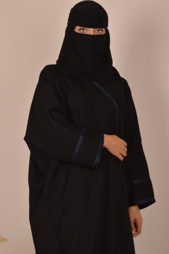 تألقي بإطلالة راقية مع عباية الكريب المقلم،