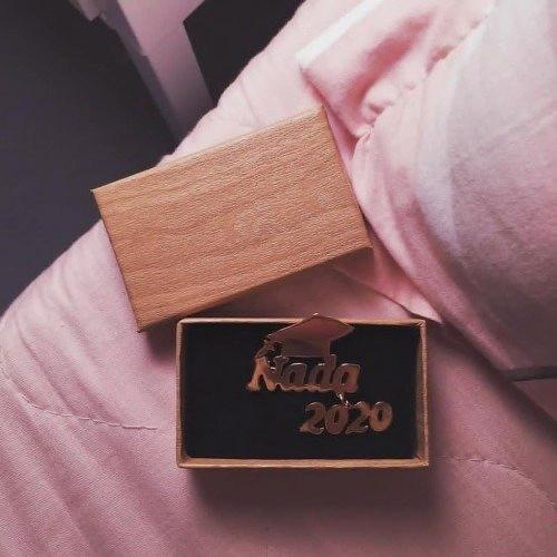 بروش مطلي ذهبي بالاسم