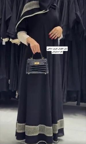 عباية قماش ملكي و الكم استريتش مع كلفه ناعمه لون بيج