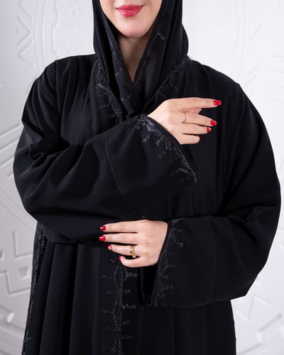 عباية قماش سراميك صيفي عليه كسره من الجوانب تطريز ناعم مع الطرحه