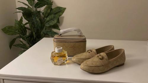 طقم كوتش [شنطة + كعب+عطر] موديل كاجوال راقي