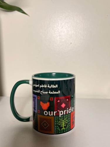 كوب بهوية اليوم الوطني عزنا بطبعنا