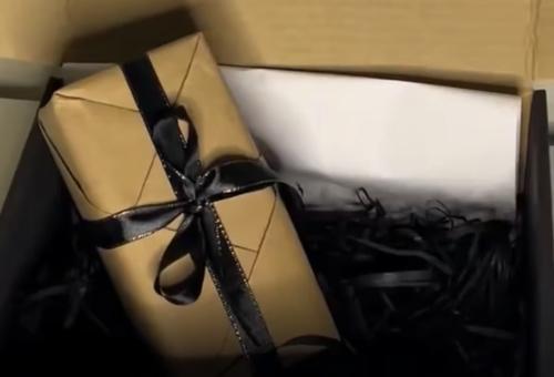 تغليف الأكواب مع بطاقة إهداء