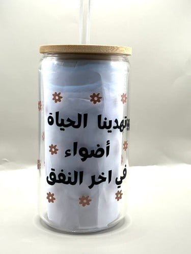 كوب بملصق بعبارة " وتهدينا الحياة أضواء في أخر الن...