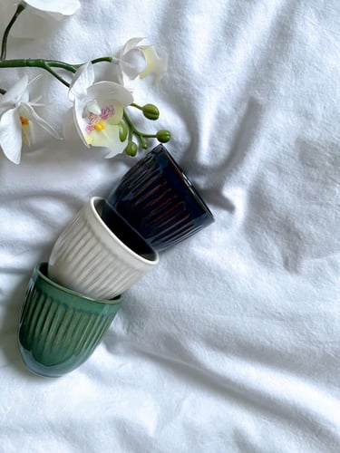 كوب اسبريسو باللون الأزرق الغامق والحدود المعتقة