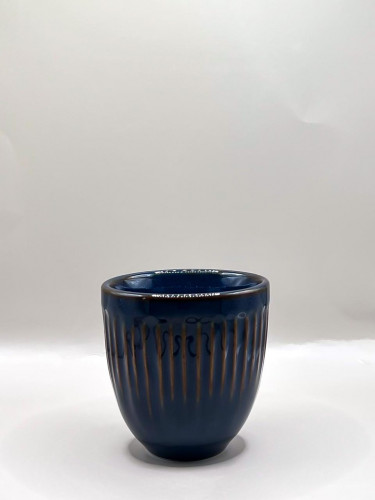 كوب اسبريسو باللون الأزرق الغامق والحدود المعتقة