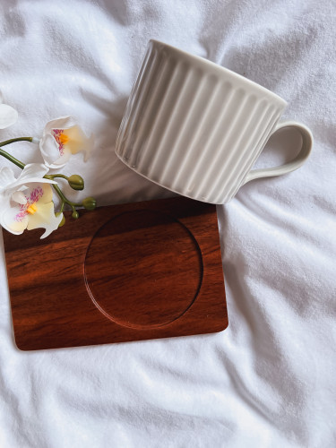 كوب بورسلين رمادي مع قاعدة خشبية 250 مل