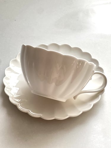 كوب بورسلين مع صحن باللون الأبيض