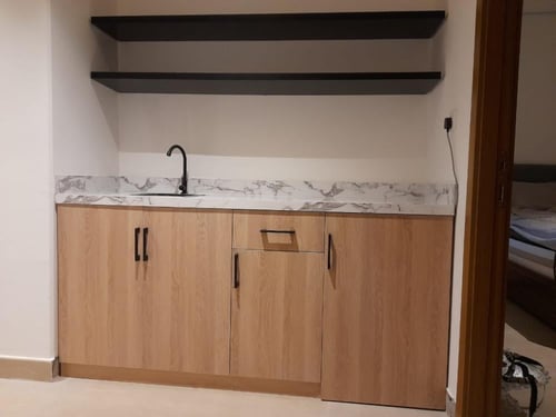 ركن قهوة سطح خشب بديل الرخام مع رفين