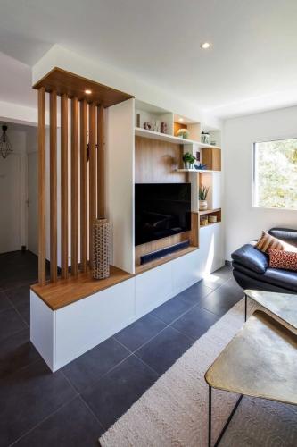 تفصيل وجهين (وحدة مدخل من الخلف و طاولة تلفزيون من...