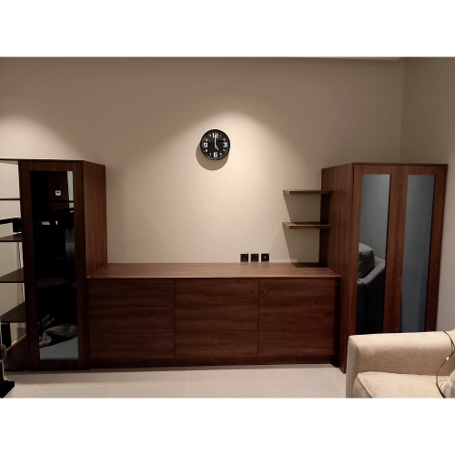طاولة تلفزيون مع وحدة تعليق وأرفف
