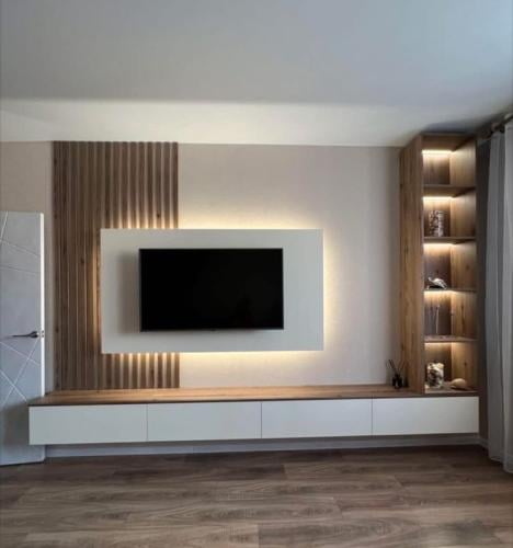 طاولة تلفزيون جدارية مع ديكور ارفف