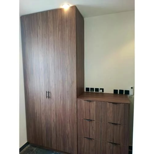 دولاب ملابس بأبواب خشبية مع وحدة أدراج بتصميم مودر...