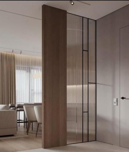 ستايل تقسيم مودرن بزجاج مضلع وخشب أنيق