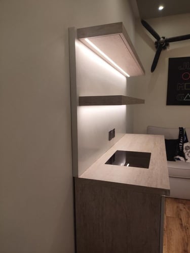 ركن قهوة مع تلبيس الجدار مع رفين