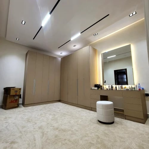 دولاب ملابس مع تسريحة بتصميم فاخر