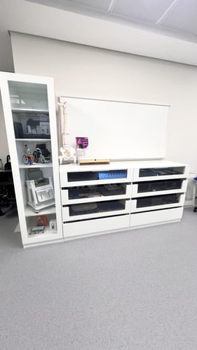 خزانة كبيرة بأدراج (غرفة الفحص)