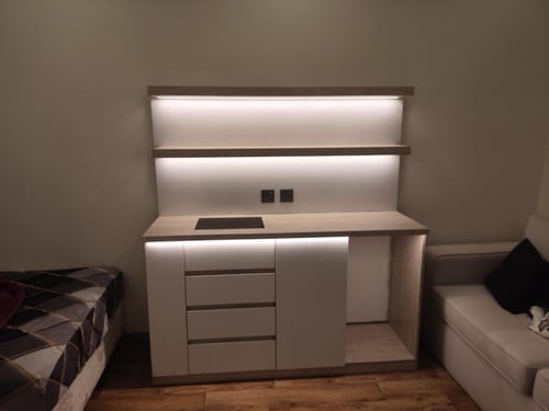 ركن قهوة مع تلبيس الجدار مع رفين