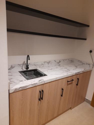 ركن قهوة سطح خشب بديل الرخام مع رفين