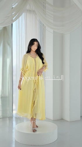جلابية شيفون ناعمة بتطريز كريستال فاخر بلون أصفر ل...