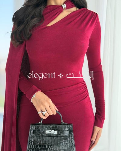 فستان سهرة برغندي استرتش بأكمام طويلة مع كاب أنيق