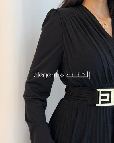 فستان أسود بكسرات كاملة وقصة V مع حزام خصر أنيق -...