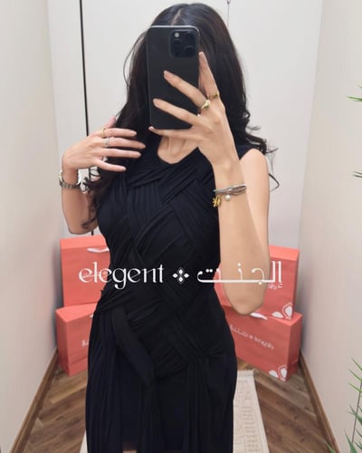 فستان سهرة أسود بدون أكمام بتصميم كروسيه أنيق