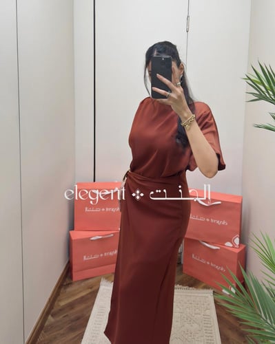 فستان همسة - تصميم أنيق محتشم بلون بني دافئ مع برو...