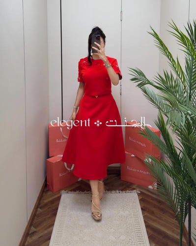 طقم أحمر أنيق بتفاصيل ورود ثلاثية الأبعاد