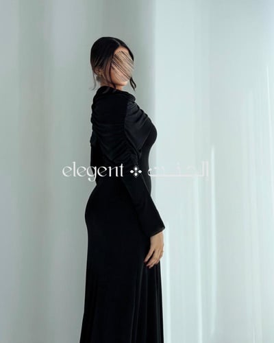 فستان سهرة أسود ناعم بقصة ضيقة بتفاصيل درابية على...