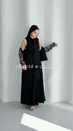 فستان سهرة أسود فاخر مع جاكيت مخمل مزين بالأحجار ا...