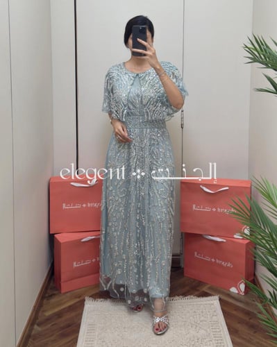 فستان سهرة أزرق فاتح مزين بالكامل بالترتر اللامع