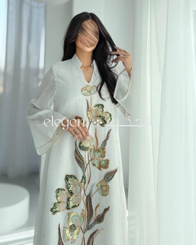 جلابية أنيقة مطرزة بورود ممتدة بقصة انسيابية ساترة