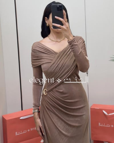 فستان سهرة ناعم كم طويل بتفصيلة درابيه وحلية ذهبية