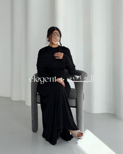فستان سهرة أسود ناعم بقصة ضيقة بتفاصيل درابية على...