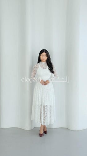 فستان دانتيل أبيض كم طويل بتفاصيل أنثوية راقية