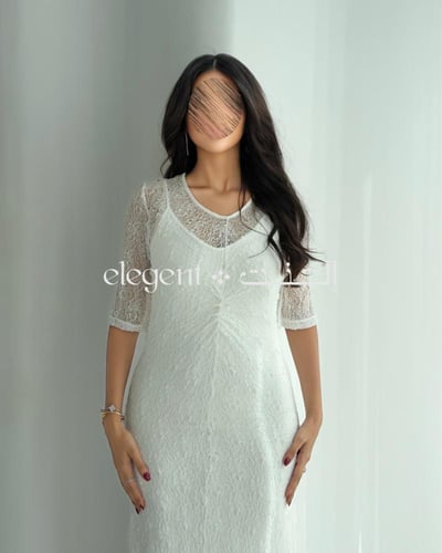 فستان دانتيل أنيق بقصة ناعمة وكسرات أمامية